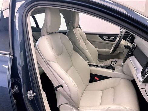 Used 2019 Volvo S60 T6 Momentum w/ Premium Package image 6