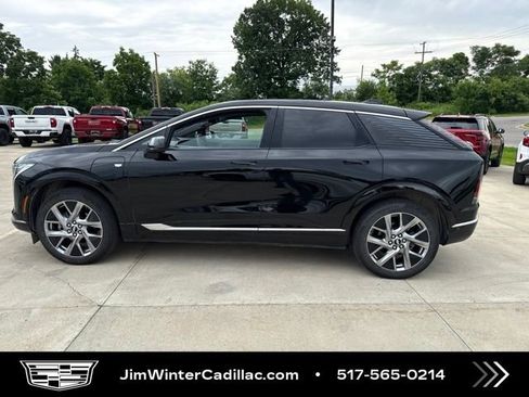 Certified 2025 Cadillac Optiq Luxury 2 w/ LPO, Floor Liner Package AWD/4WD image 9