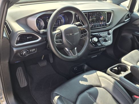 Used 2025 Chrysler Pacifica Select FWD image 16