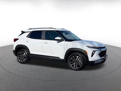 Used 2025 Chevrolet TrailBlazer LT image 2