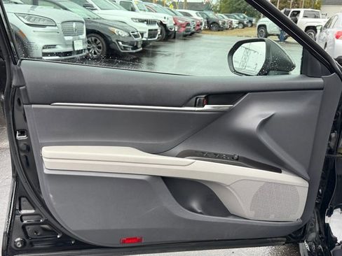 Used 2022 Toyota Camry SE image 25