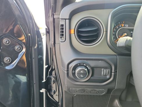 Used 2025 Jeep Gladiator Mojave w/ Convenience Group AWD/4WD image 22
