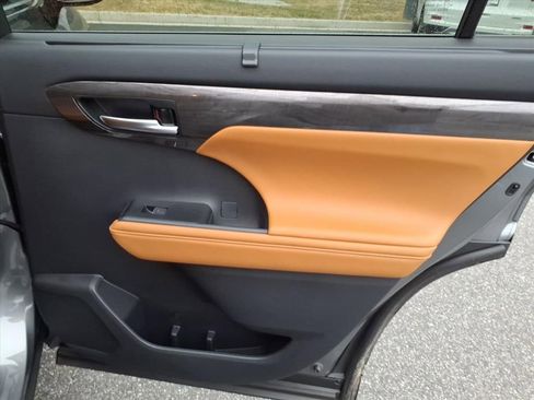 Used 2026 Toyota Highlander Platinum image 19