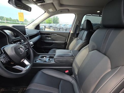 Used 2025 Honda Pilot Touring image 11