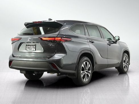 Used 2025 Toyota Highlander XLE AWD/4WD image 5