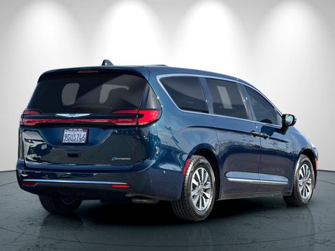 Used 2023 Chrysler Pacifica Limited image 4