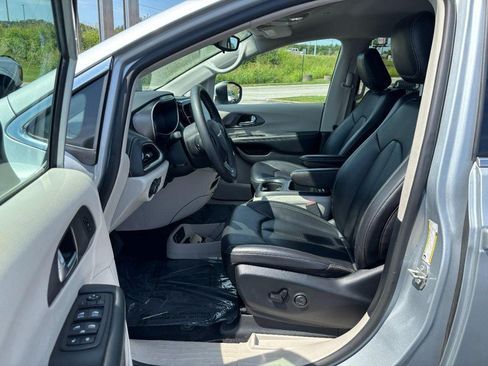 Used 2023 Chrysler Pacifica Touring-L FWD image 9