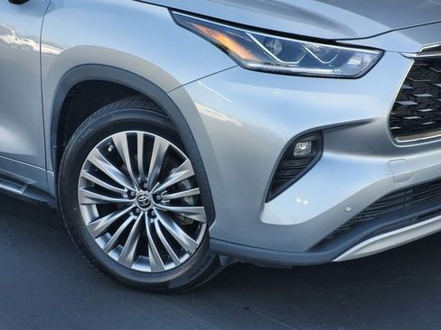 Used 2021 Toyota Highlander Platinum AWD/4WD image 3