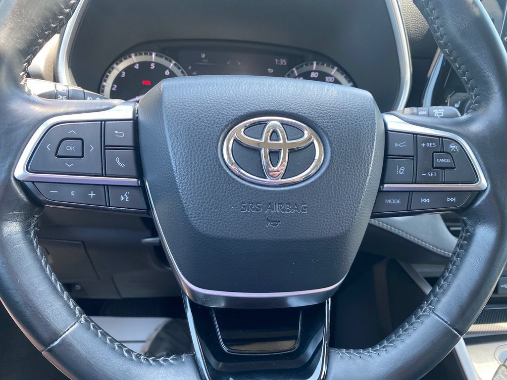 Used 2021 Toyota Highlander XLE AWD/4WD image 50