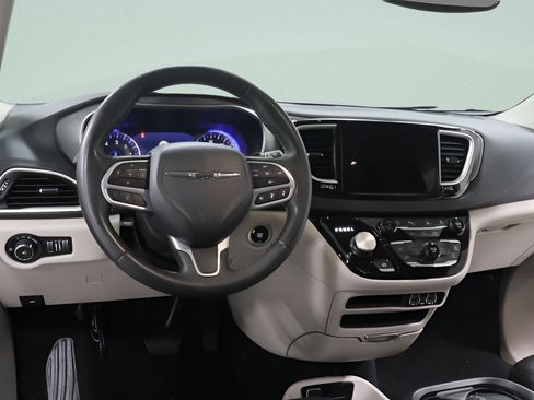 Used 2023 Chrysler Pacifica Touring-L FWD image 9