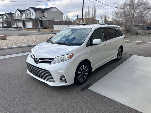 Used 2020 Toyota Sienna XLE Premium w/ Carpet Mat Package image 4