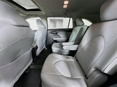 Used 2023 Toyota Highlander XLE image 27