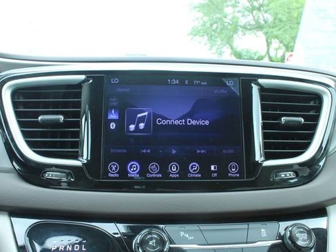 Used 2017 Chrysler Pacifica Touring-L w/ Tire & Wheel Group FWD image 21