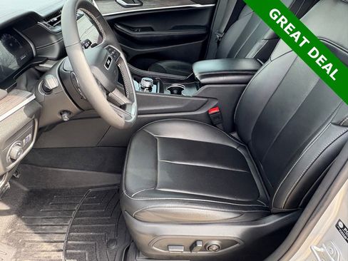 Used 2025 Jeep Grand Cherokee Limited w/ Luxury Tech Group II image 31