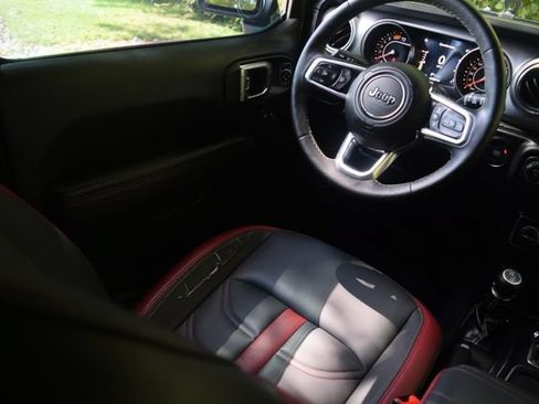 Used 2019 Jeep Wrangler Unlimited Sahara AWD/4WD image 2