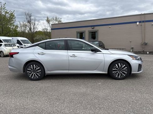 Used 2024 Nissan Altima 2.5 SV FWD image 4