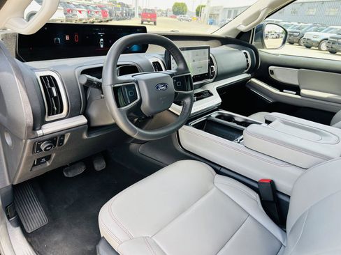 Used 2025 Ford Expedition Active AWD/4WD image 19