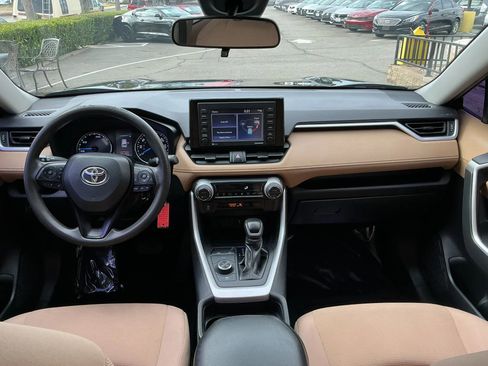 Used 2021 Toyota RAV4 LE AWD/4WD image 16