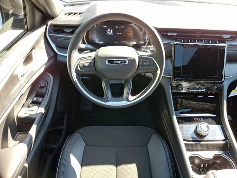 New 2025 Jeep Grand Cherokee Altitude image 7