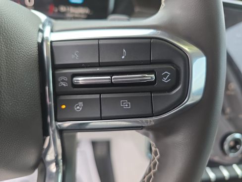 Used 2024 GMC Acadia Denali image 18