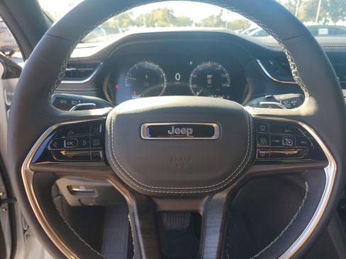 Used 2025 Jeep Grand Cherokee L Overland w/ Luxury Tech Group IV image 18