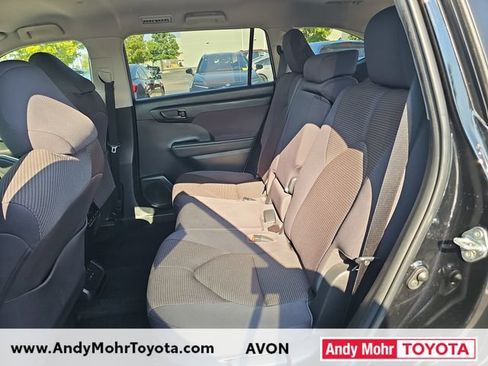 Used 2022 Toyota Highlander LE FWD image 11