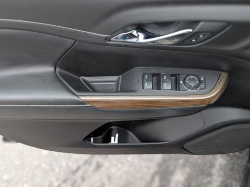 Used 2021 GMC Acadia SLE image 26