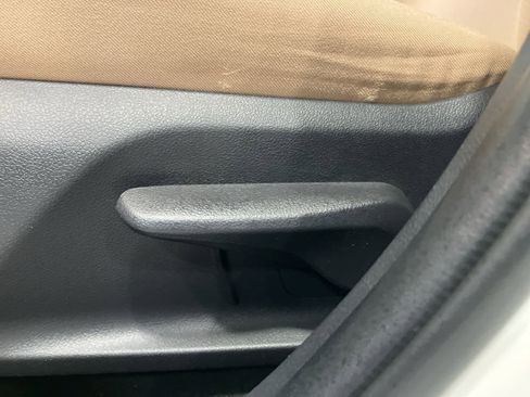 Used 2022 Toyota RAV4 LE image 11