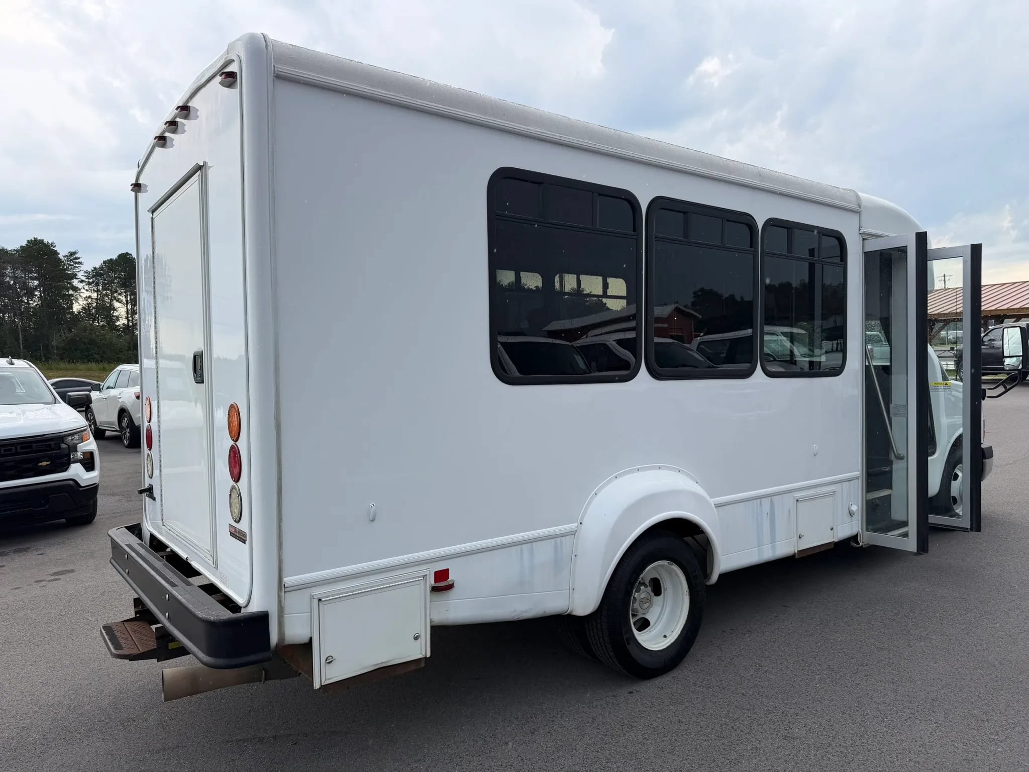 Used 2016 Chevrolet Express 4500 w/ Shuttle Bus Package RWD image 3