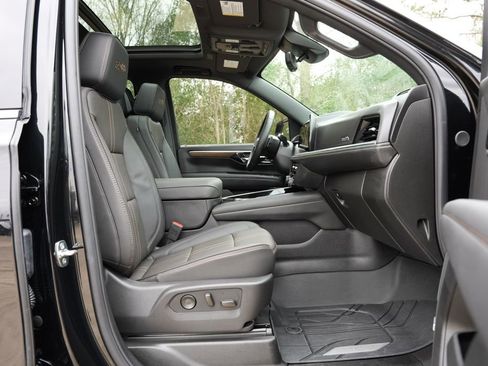 Used 2025 Chevrolet Suburban High Country image 21