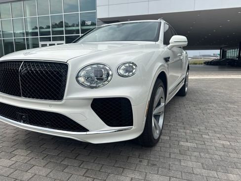 Used 2025 Bentley Bentayga AWD/4WD image 44