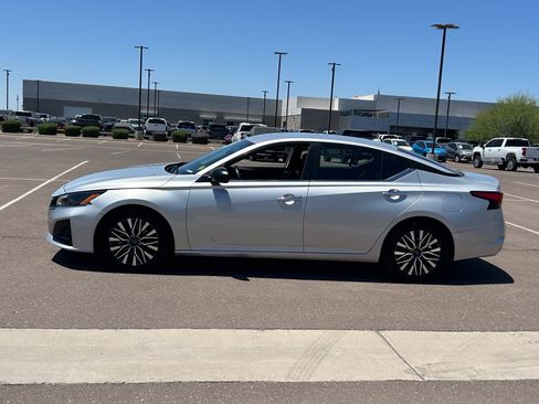Used 2024 Nissan Altima 2.5 SV FWD image 2