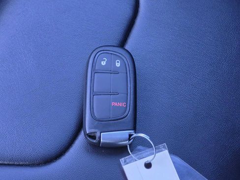 Used 2019 Jeep Cherokee Trailhawk AWD/4WD image 40