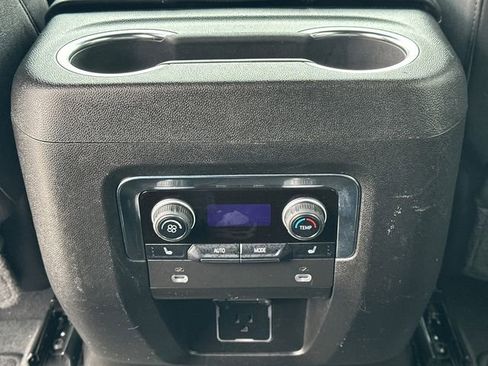 Used 2023 Chevrolet Suburban Premier image 18