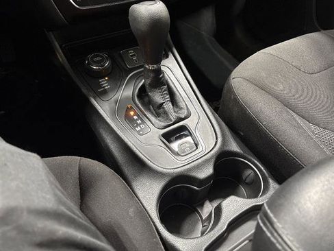 Used 2019 Jeep Cherokee Latitude w/ Popular Appearance Group AWD/4WD image 12