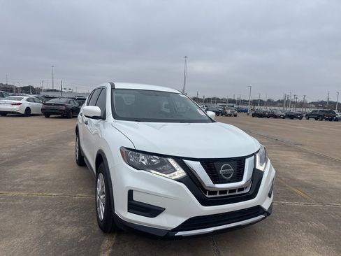 Used 2017 Nissan Rogue S image 2