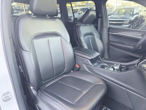 Used 2024 Jeep Grand Cherokee Limited w/ Black Appearance Package image 12