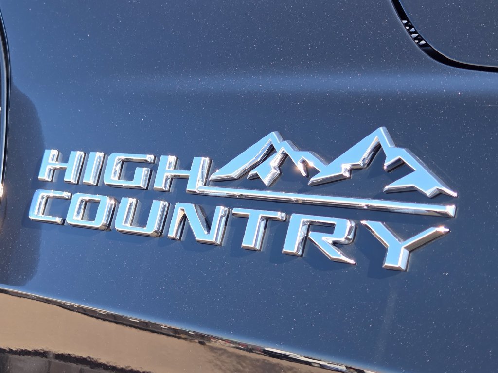 Used 2021 Chevrolet Suburban High Country w/ Premium Package AWD/4WD image 22