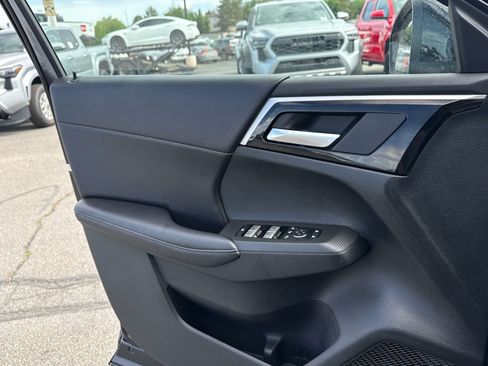 Used 2025 Mitsubishi Outlander SE AWD/4WD image 12