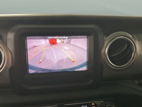 Used 2018 Jeep Wrangler Unlimited Sahara AWD/4WD image 15