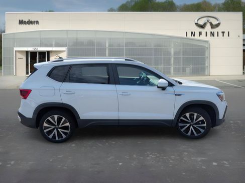 Used 2022 Volkswagen Taos SE FWD image 3