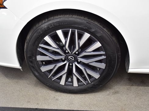 Used 2025 Nissan Altima 2.5 SV FWD image 35