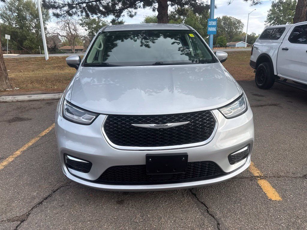 Used 2023 Chrysler Pacifica Touring-L FWD image 4