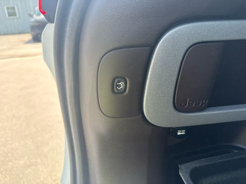 Used 2017 Jeep Cherokee Overland AWD/4WD image 16
