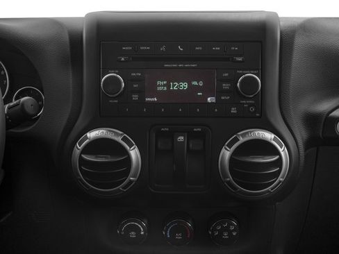 Used 2018 Jeep Wrangler Sahara w/ Connectivity Group AWD/4WD image 13