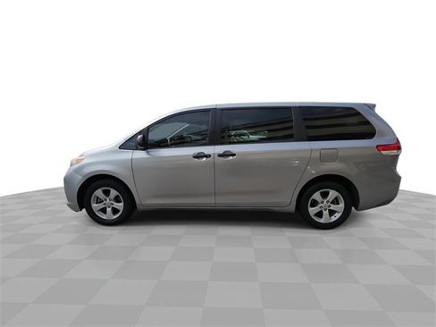 Used 2012 Toyota Sienna LE image 6