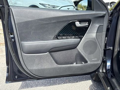 Used 2022 Kia Niro EX Premium image 22