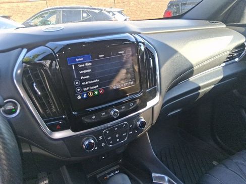 Used 2022 Chevrolet Traverse LT FWD image 12