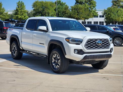 Used 2022 Toyota Tacoma TRD Off-Road w/ TRD Premium Off Road Package AWD/4WD image 2