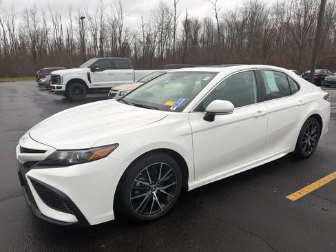 Used 2023 Toyota Camry SE image 4